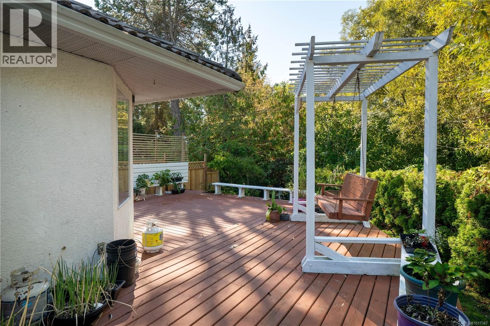 1395 Epsom Close, Saanich, British Columbia  V8P 5S8 - Photo 37 - 1017347