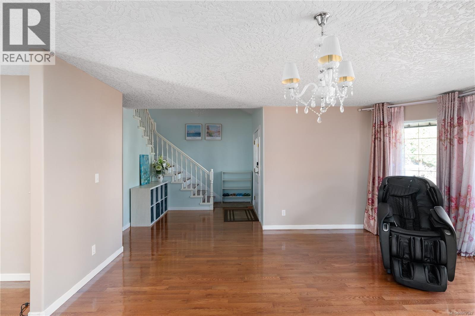 1395 Epsom Close, Saanich, British Columbia  V8P 5S8 - Photo 7 - 1017347