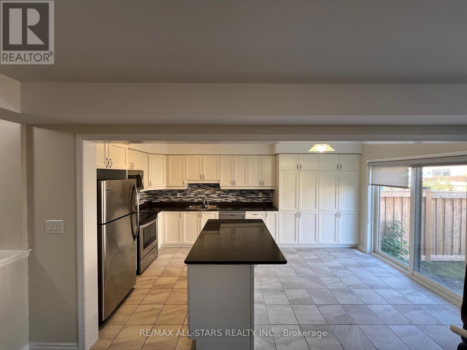 12 Westfield Drive, Whitby, Ontario  L1P 0E9 - Photo 4 - E12458388