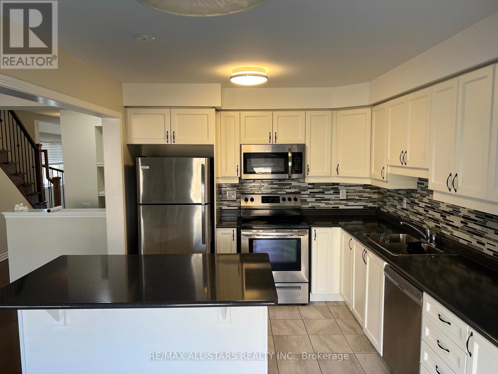 12 Westfield Drive, Whitby, Ontario  L1P 0E9 - Photo 5 - E12458388