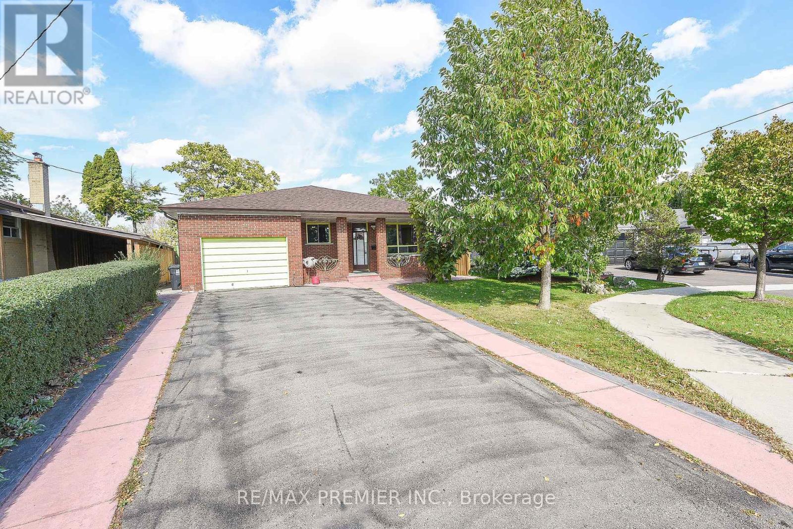 35 Taysham Crescent, Toronto, Ontario  M9V 1X1 - Photo 4 - W12454132