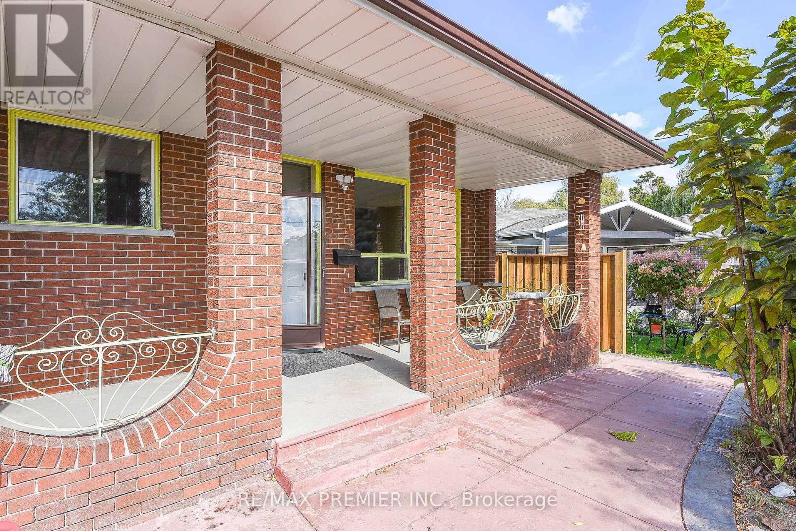 35 Taysham Crescent, Toronto, Ontario  M9V 1X1 - Photo 5 - W12454132
