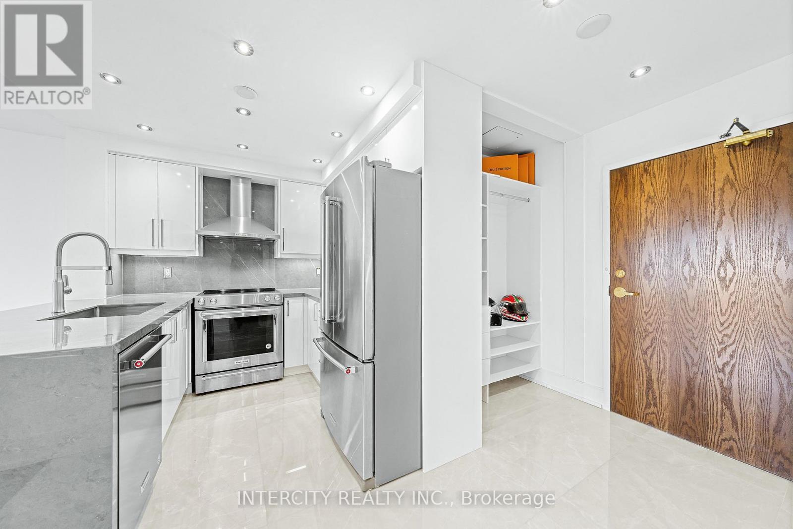 520 - 8 Maison Parc Court, Vaughan, Ontario  L4J 9K5 - Photo 11 - N12458393