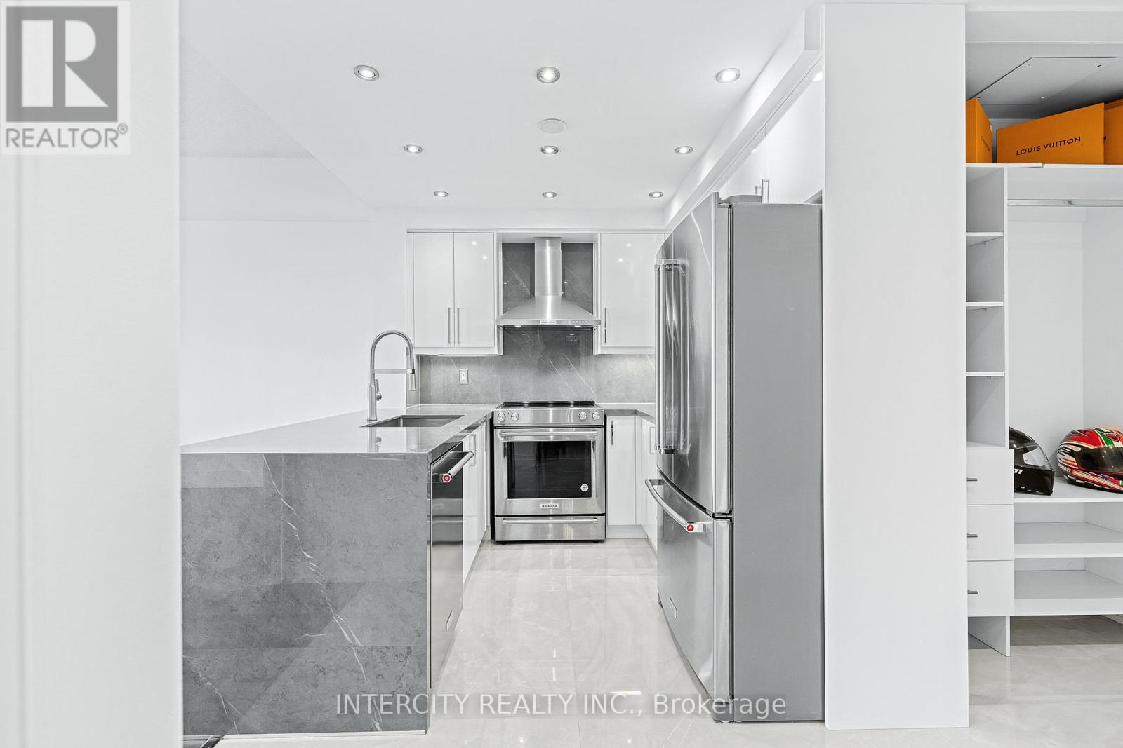 520 - 8 Maison Parc Court, Vaughan, Ontario  L4J 9K5 - Photo 12 - N12458393