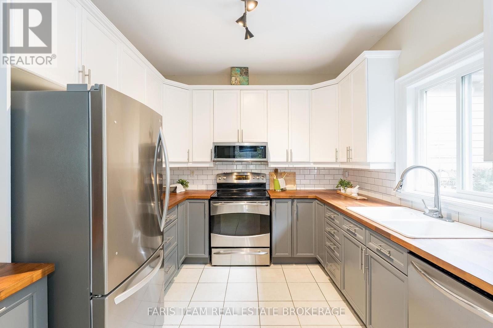 75 62nd Street S, Wasaga Beach, Ontario  L9Z 1V5 - Photo 5 - S12458417