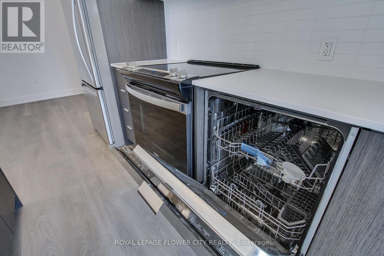 1506 - 202 Burnhamthorpe Road E, Mississauga, Ontario  L5A 0B2 - Photo 13 - W12458396