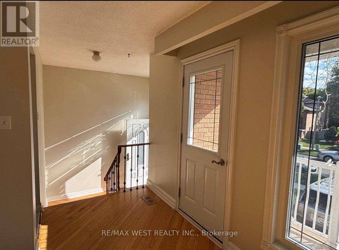4 Dantek Court, Brampton, Ontario  L6V 3T4 - Photo 5 - W12458426