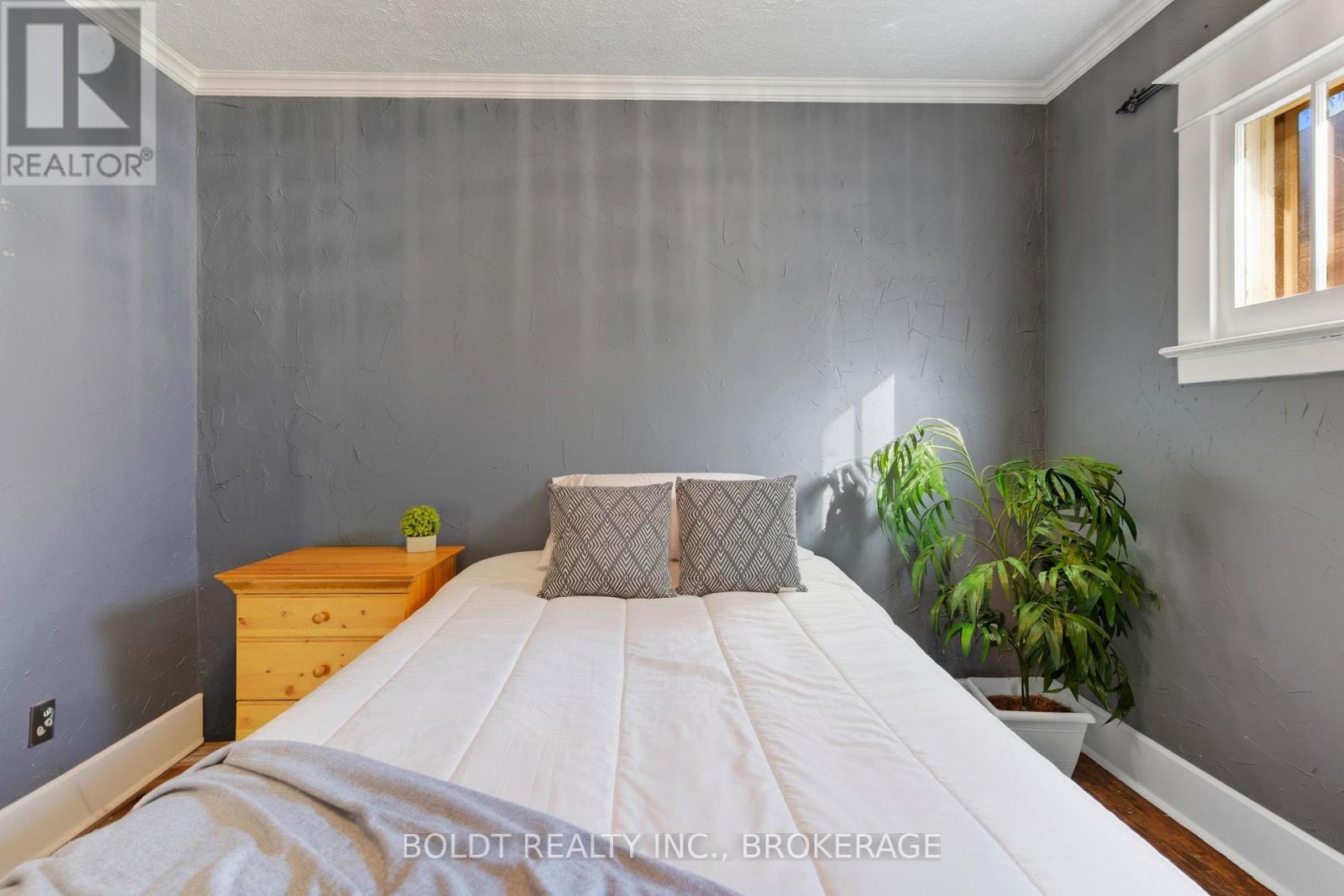 26 Currie Street, St. Catharines, Ontario  L2M 5M6 - Photo 10 - X12458444
