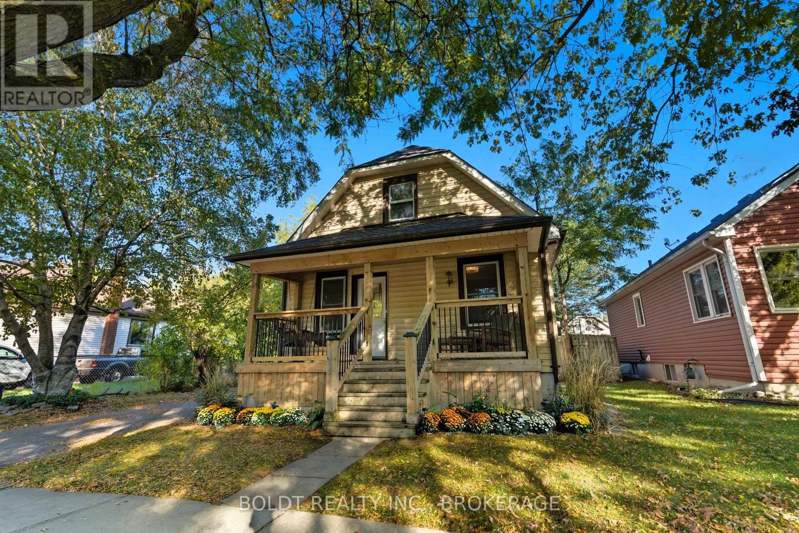 26 Currie Street, St. Catharines, Ontario  L2M 5M6 - Photo 2 - X12458444