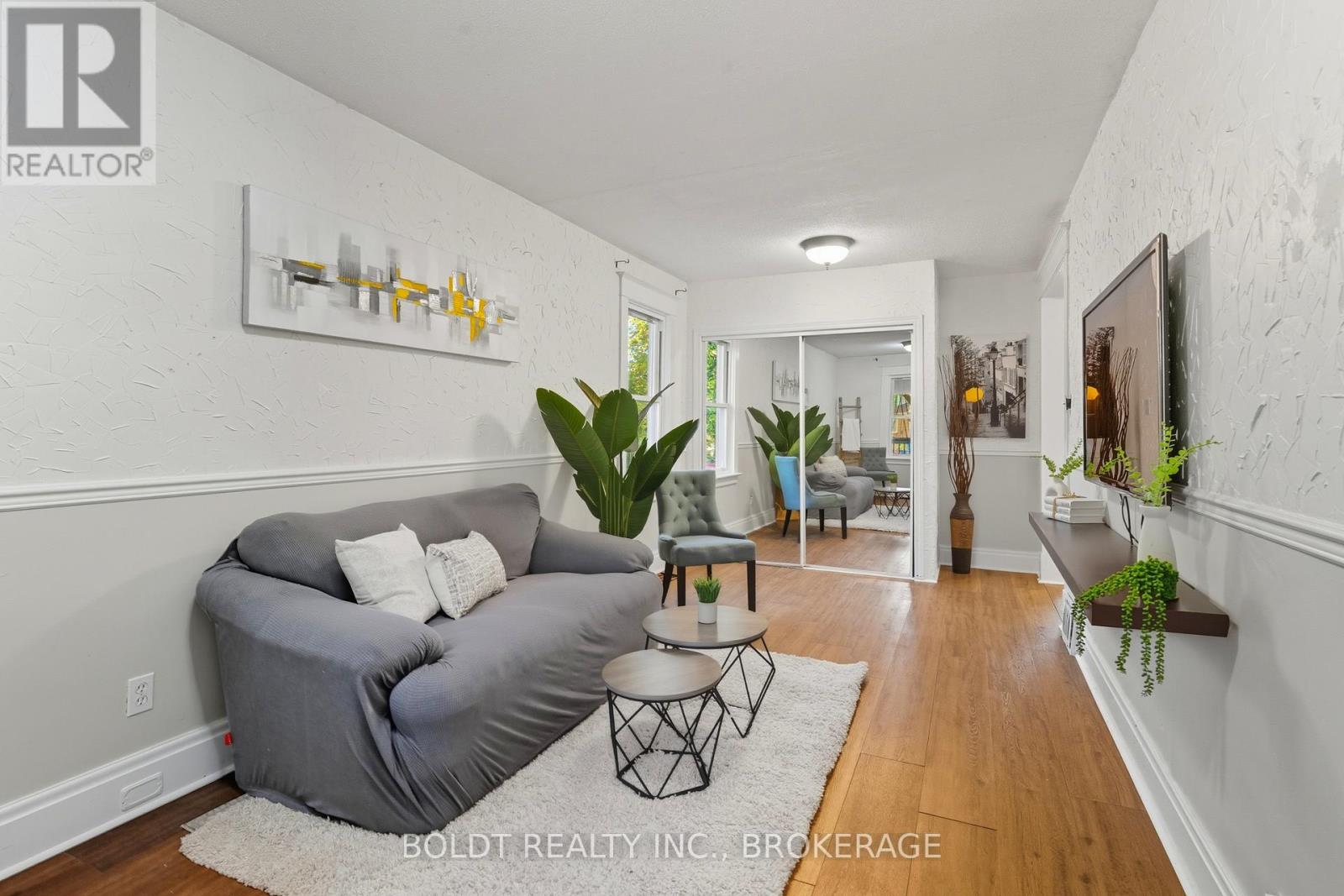 26 Currie Street, St. Catharines, Ontario  L2M 5M6 - Photo 5 - X12458444