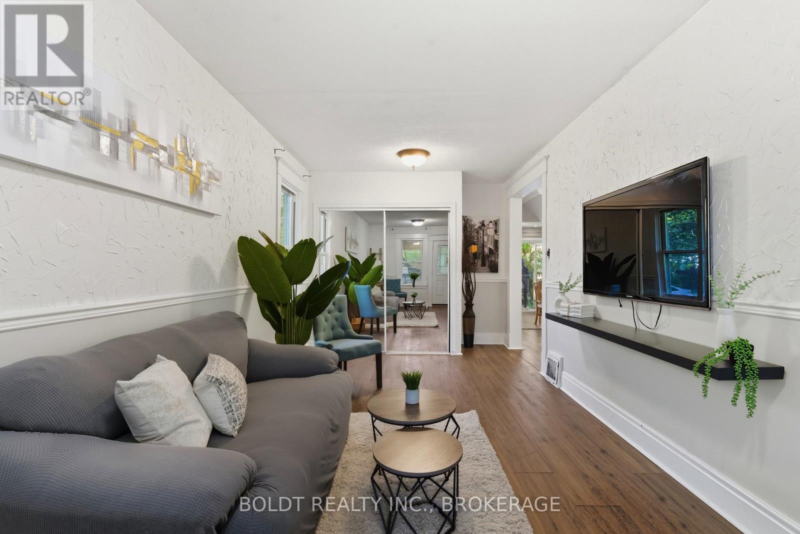 26 Currie Street, St. Catharines, Ontario  L2M 5M6 - Photo 6 - X12458444