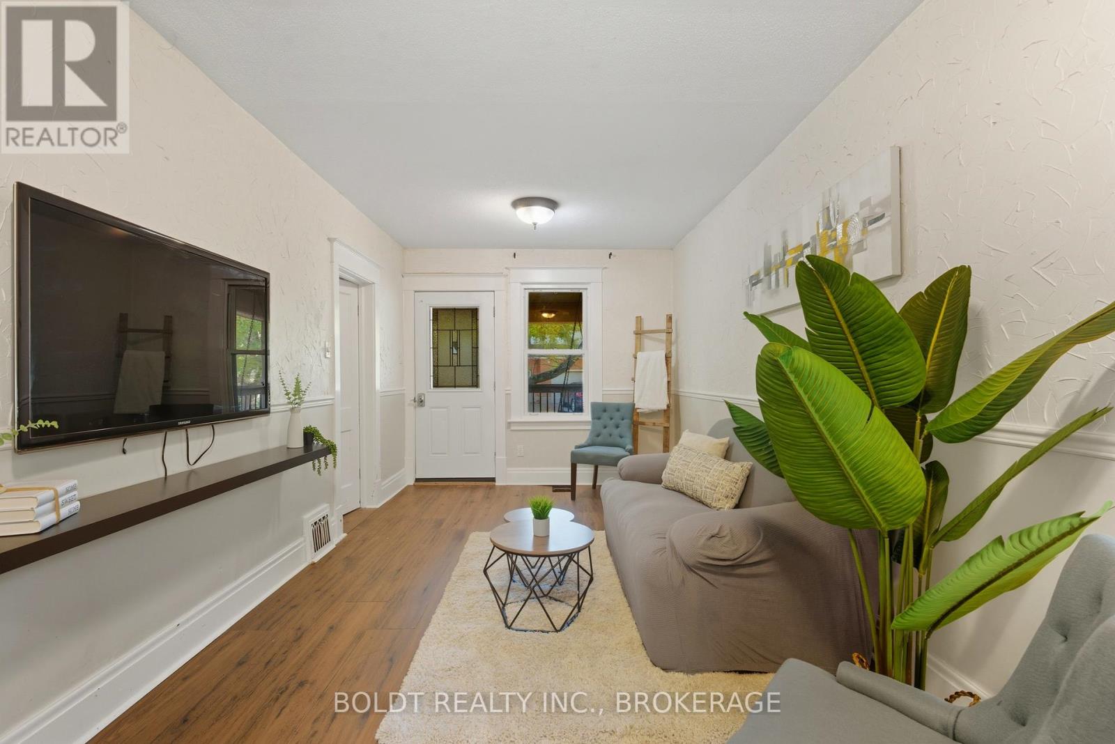 26 Currie Street, St. Catharines, Ontario  L2M 5M6 - Photo 8 - X12458444