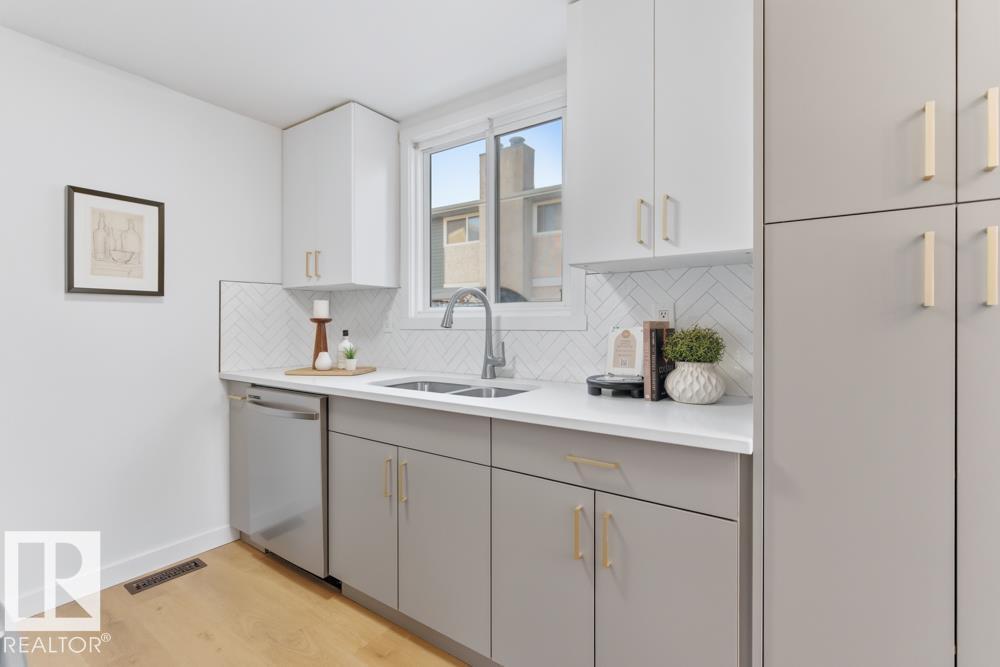 12g Clareview Vg Nw, Edmonton, Alberta  T5A 3P2 - Photo 2 - E4461835