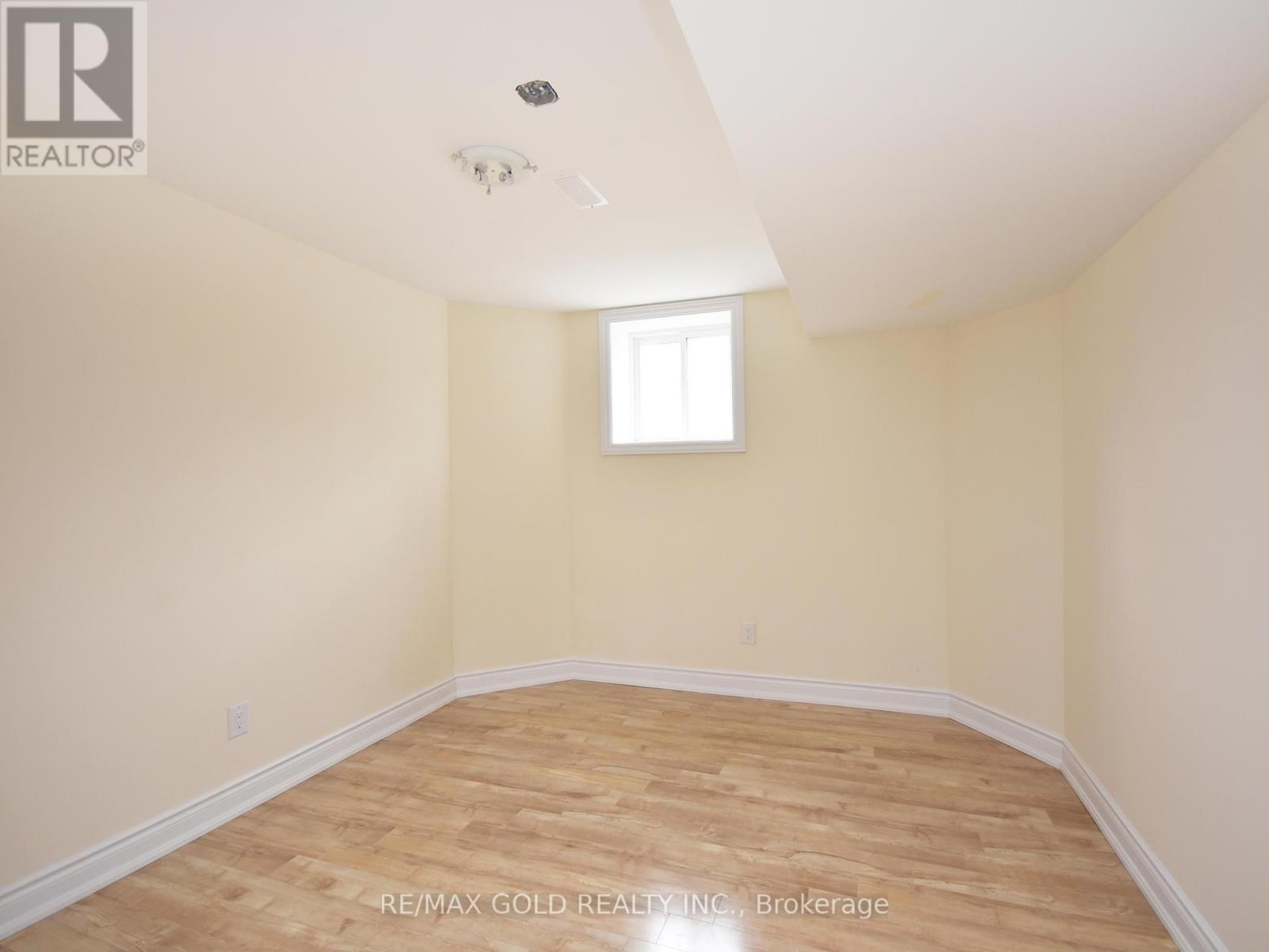 Lower - 110 Banbridge Crescent, Brampton, Ontario  L6X 5M2 - Photo 10 - W12458452