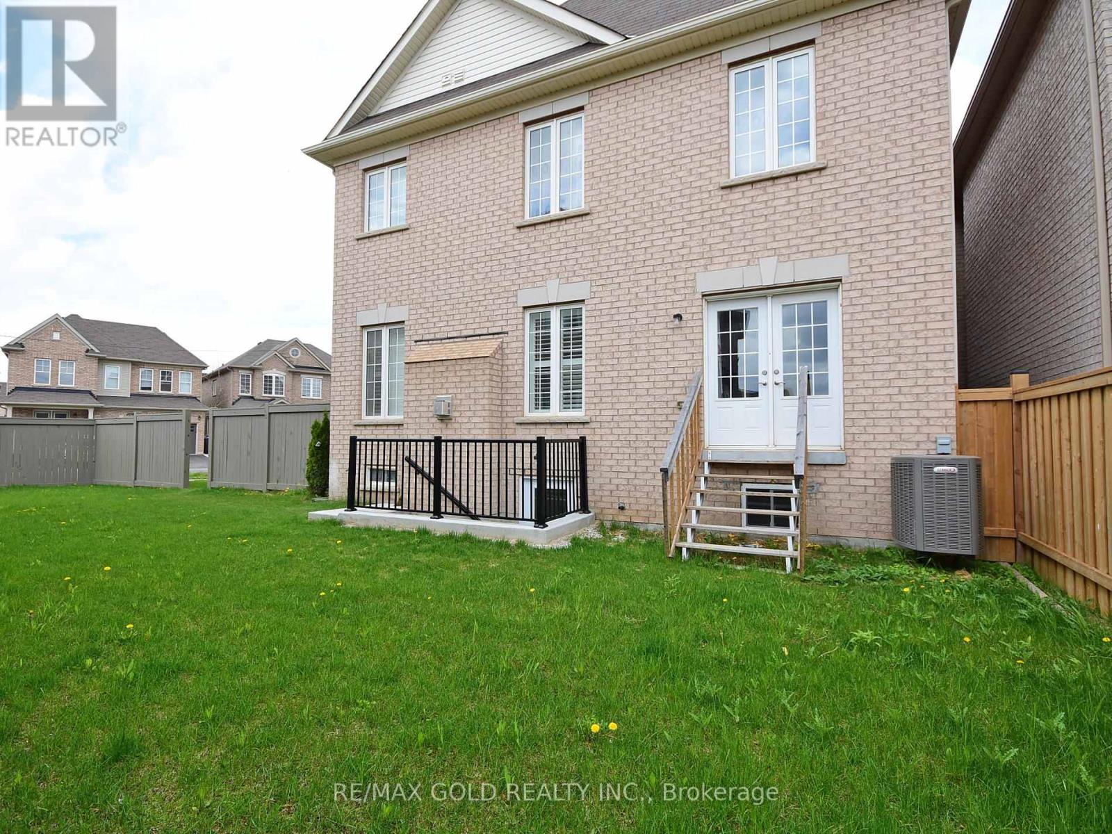 Lower - 110 Banbridge Crescent, Brampton, Ontario  L6X 5M2 - Photo 3 - W12458452
