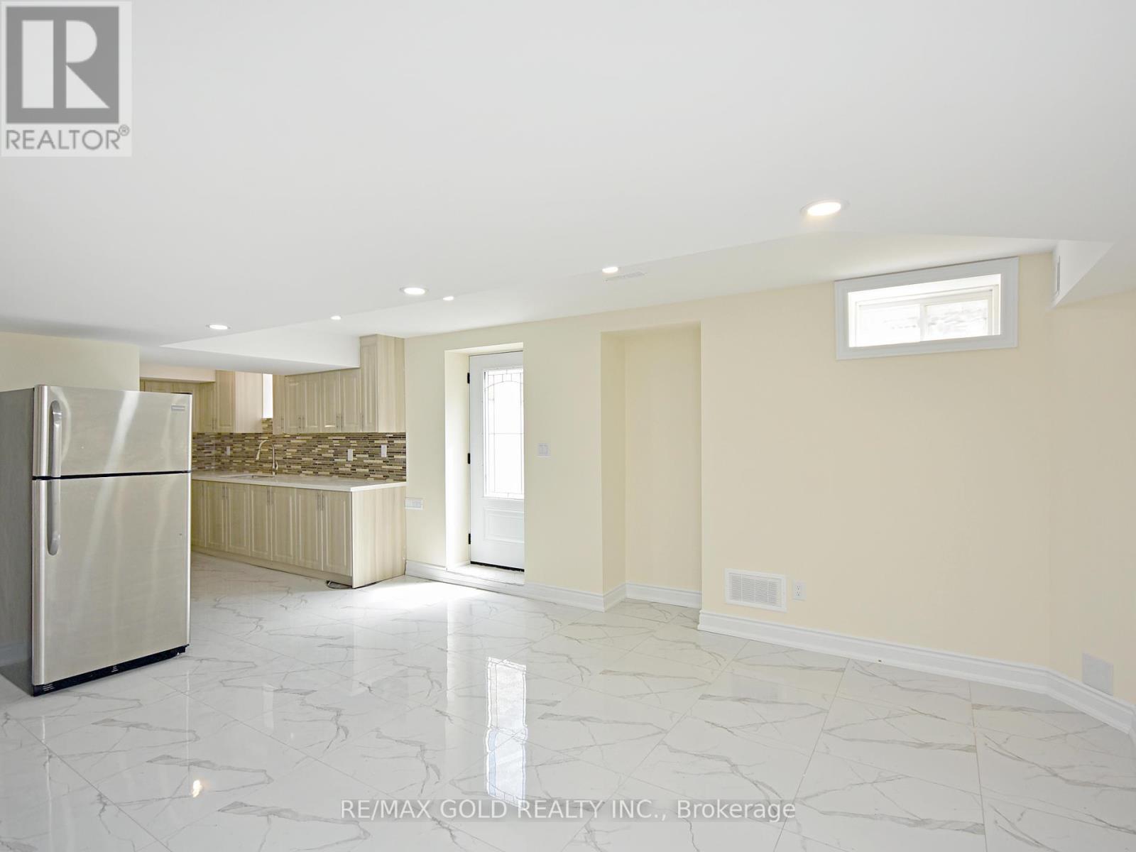 Lower - 110 Banbridge Crescent, Brampton, Ontario  L6X 5M2 - Photo 5 - W12458452