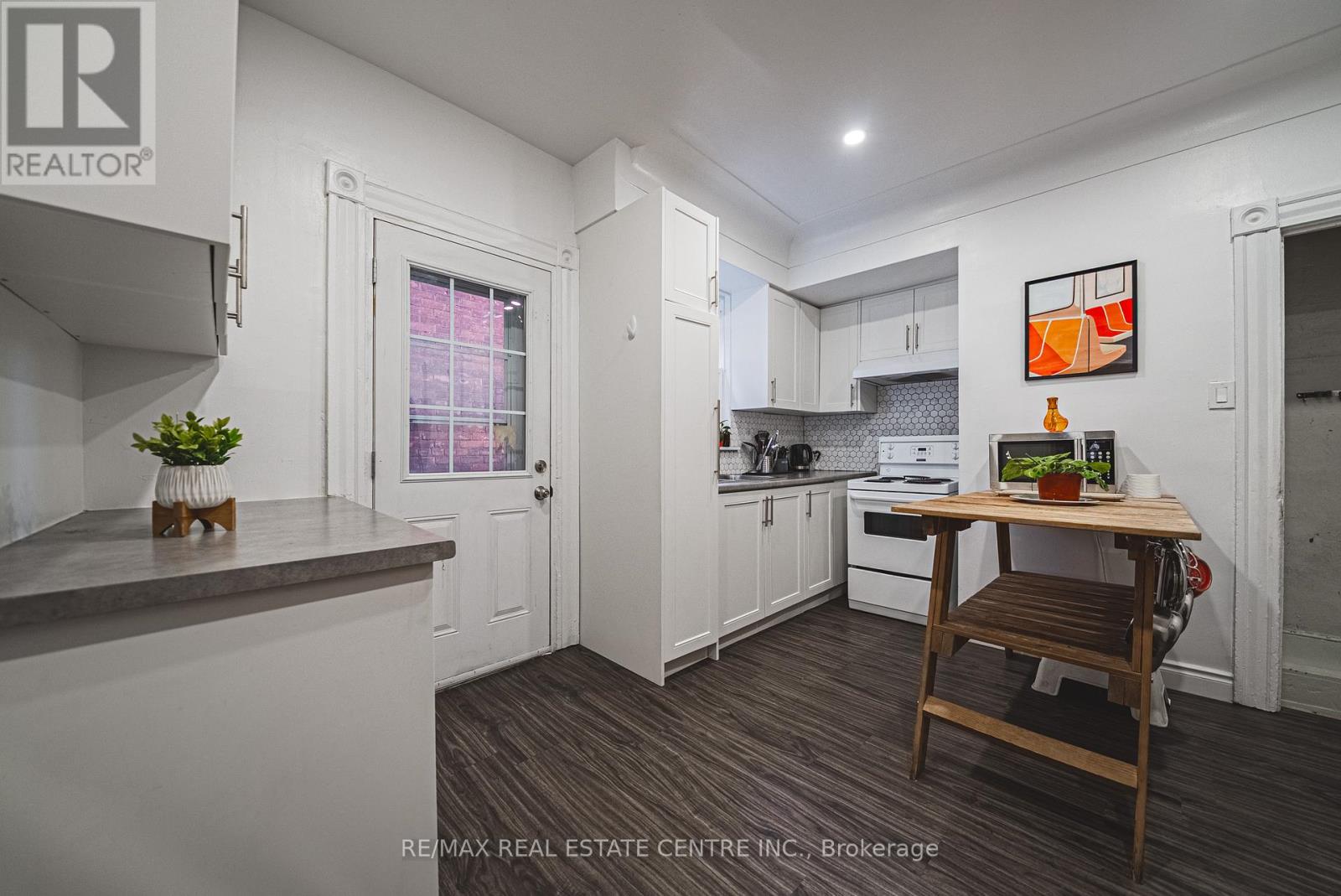 215 Mary Street, Hamilton, Ontario  L8L 4W2 - Photo 6 - X12458440