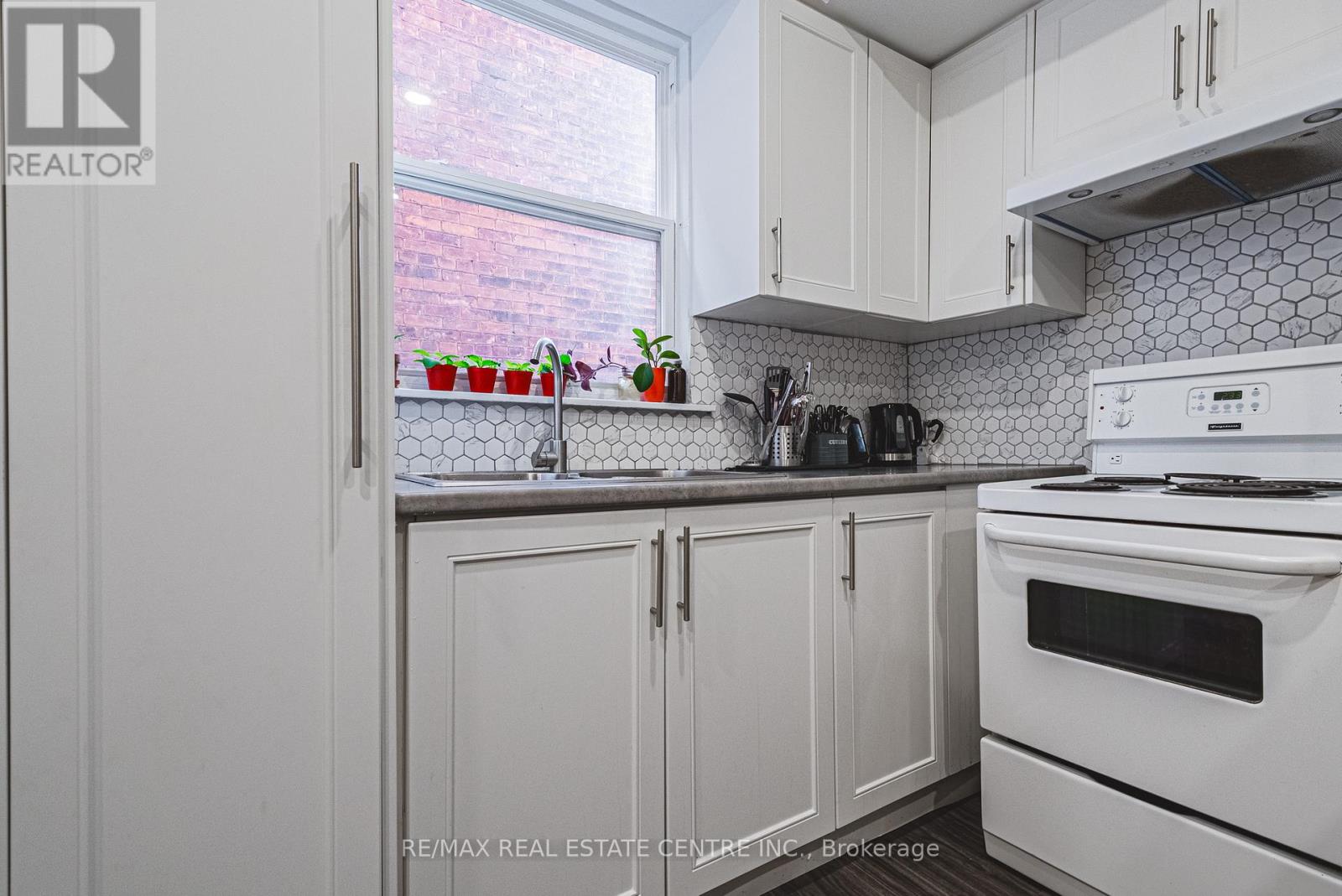 215 Mary Street, Hamilton, Ontario  L8L 4W2 - Photo 7 - X12458440