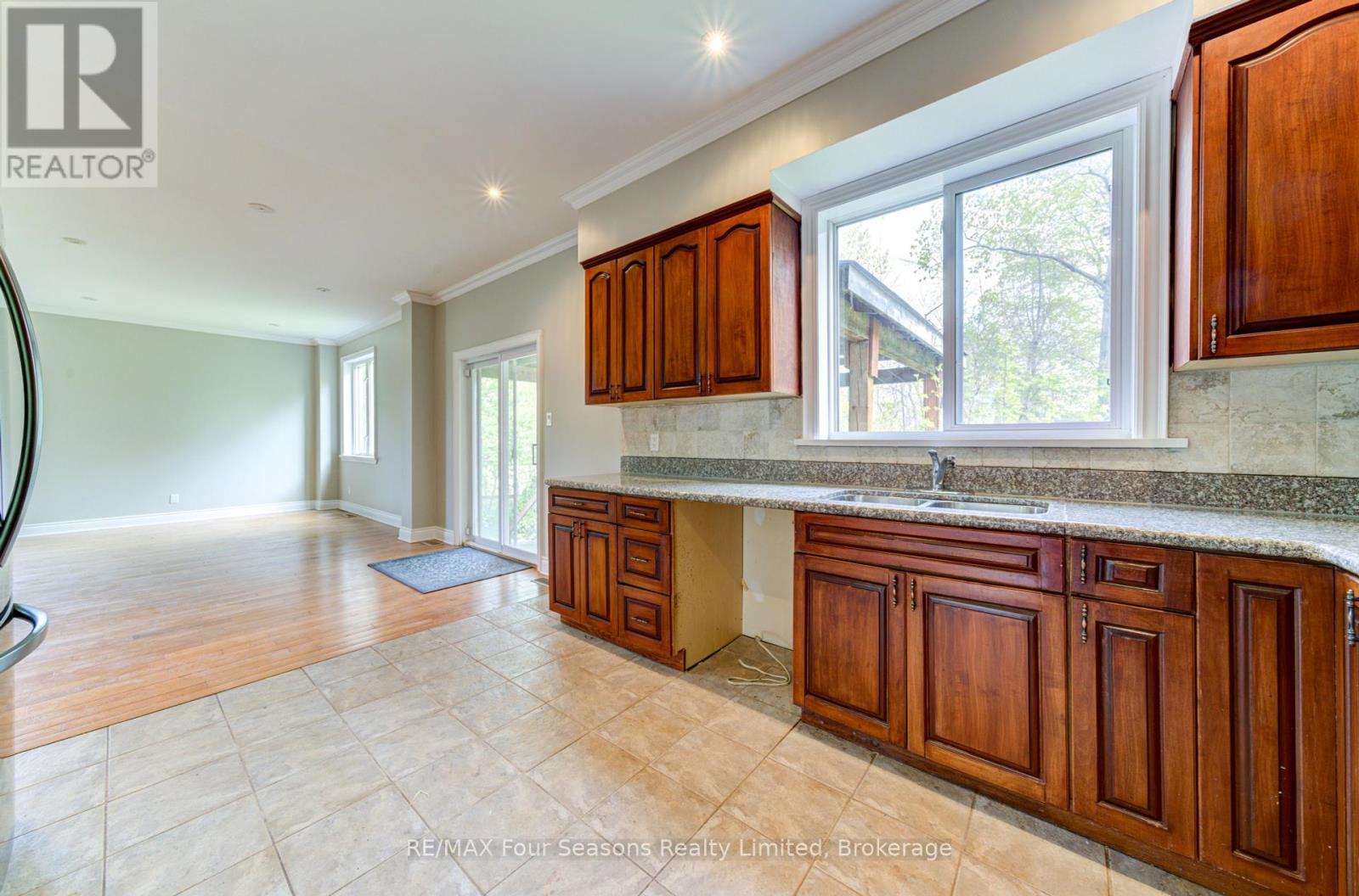 243 River Road E, Wasaga Beach, Ontario  L9Z 2L1 - Photo 13 - S12458468