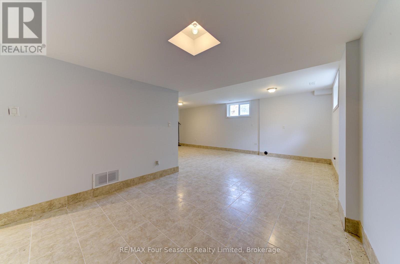 243 River Road E, Wasaga Beach, Ontario  L9Z 2L1 - Photo 31 - S12458468