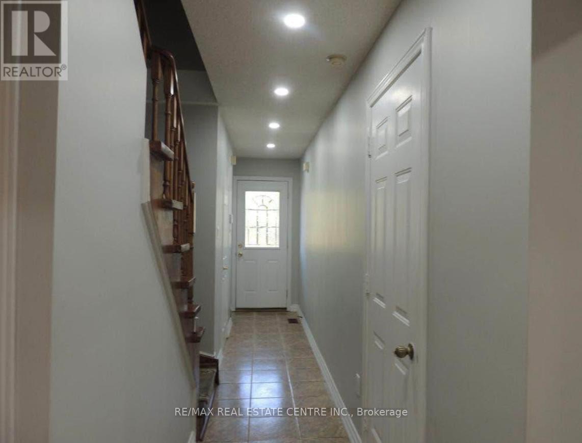 Upper - 3935 Stoneham Way, Mississauga, Ontario  L5N 6Y6 - Photo 2 - W12446080