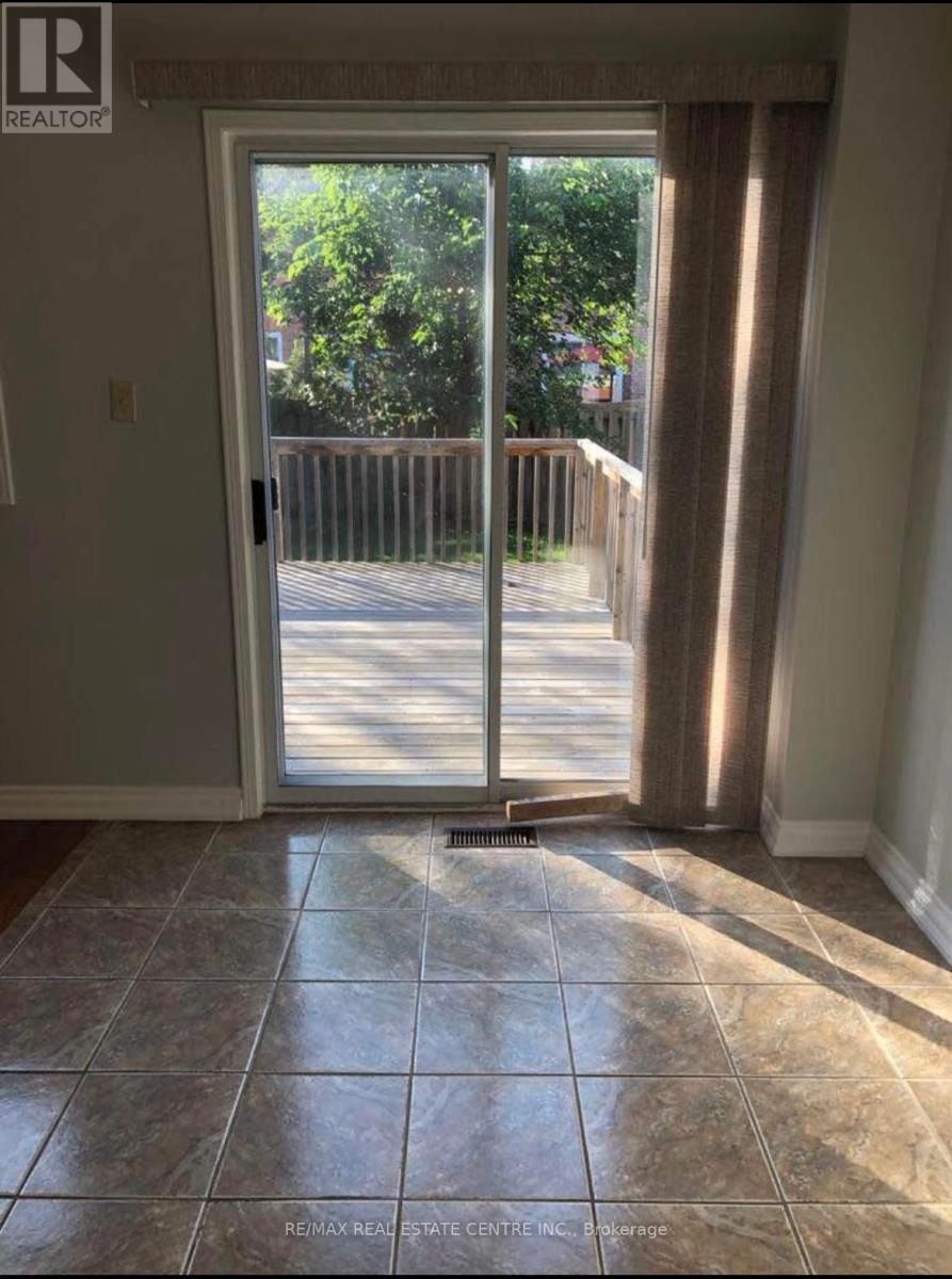 Upper - 3935 Stoneham Way, Mississauga, Ontario  L5N 6Y6 - Photo 5 - W12446080