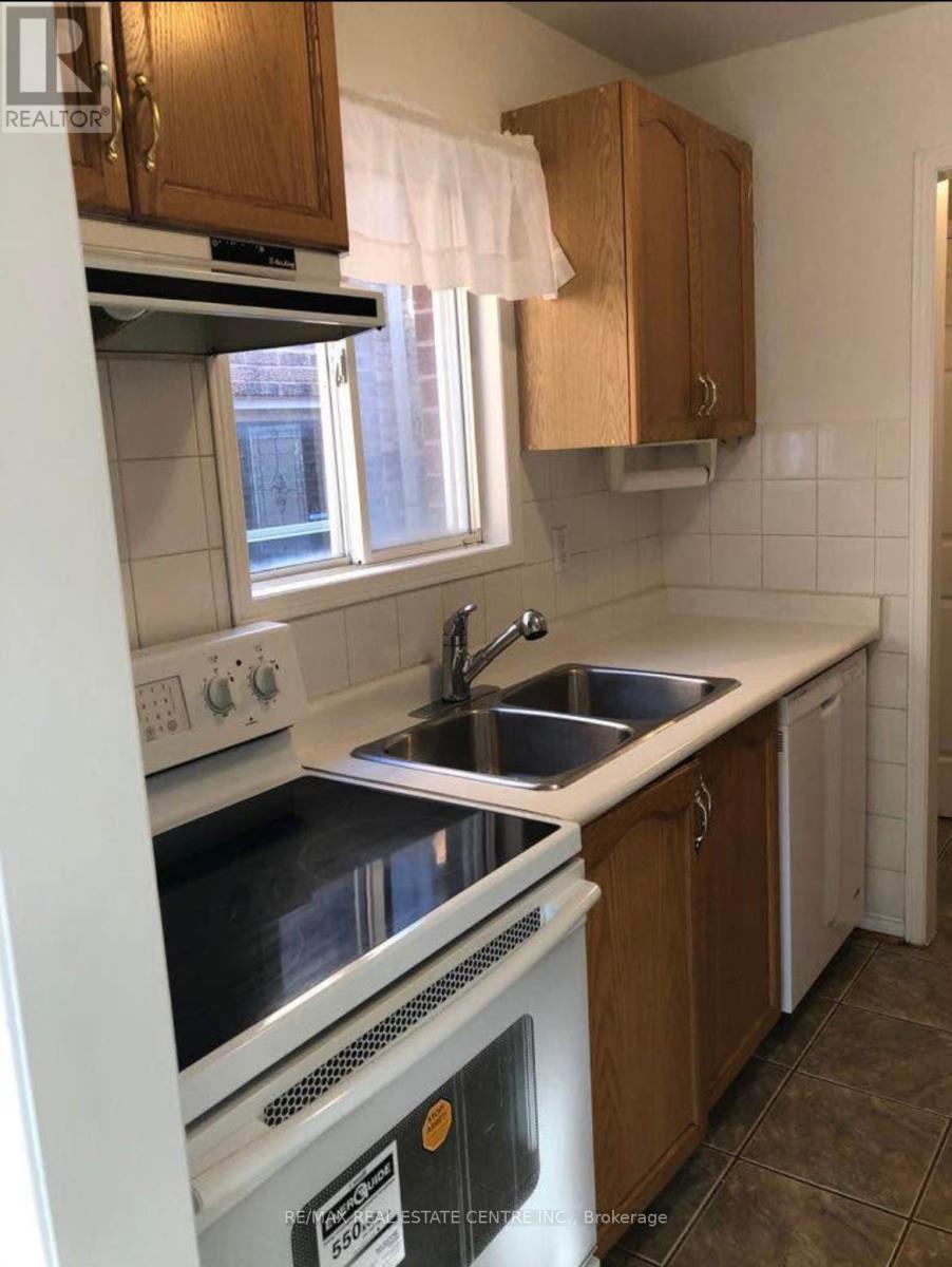 Upper - 3935 Stoneham Way, Mississauga, Ontario  L5N 6Y6 - Photo 3 - W12446080