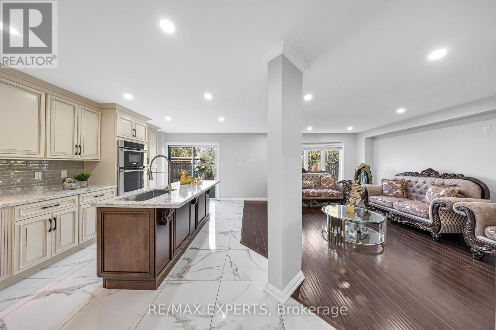 1103 Blueheron Boulevard, Mississauga, Ontario  L5V 2J7 - Photo 11 - W12458464