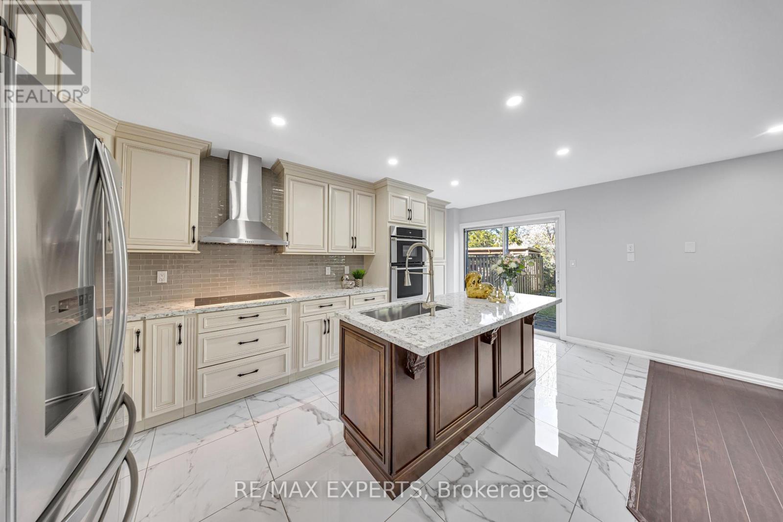 1103 Blueheron Boulevard, Mississauga, Ontario  L5V 2J7 - Photo 12 - W12458464