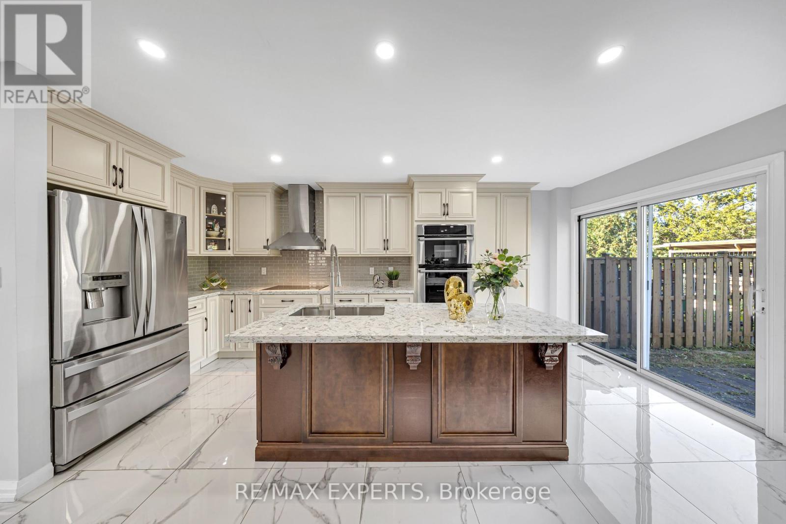 1103 Blueheron Boulevard, Mississauga, Ontario  L5V 2J7 - Photo 13 - W12458464