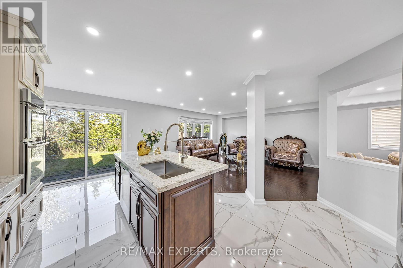 1103 Blueheron Boulevard, Mississauga, Ontario  L5V 2J7 - Photo 21 - W12458464