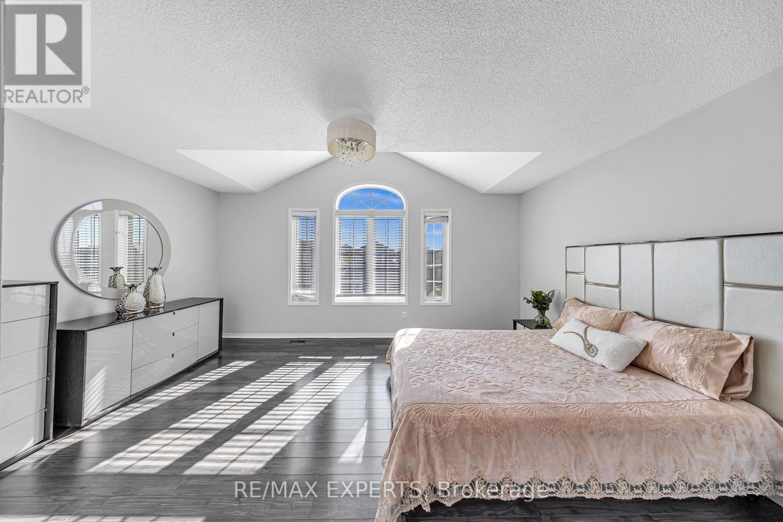 1103 Blueheron Boulevard, Mississauga, Ontario  L5V 2J7 - Photo 25 - W12458464