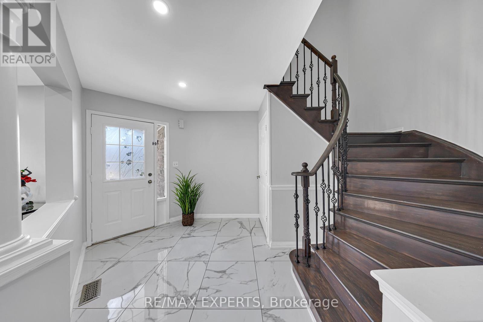 1103 Blueheron Boulevard, Mississauga, Ontario  L5V 2J7 - Photo 3 - W12458464
