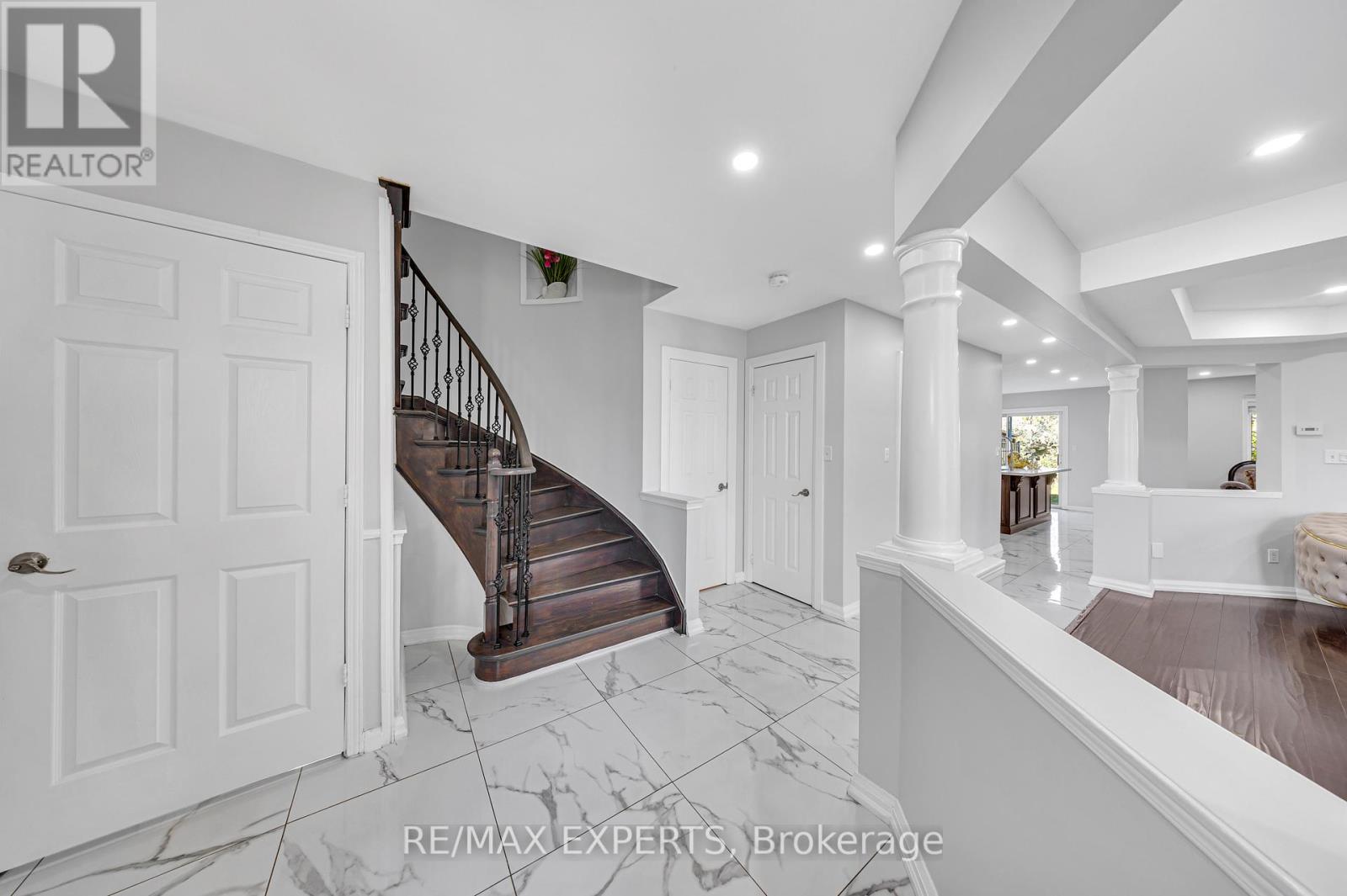 1103 Blueheron Boulevard, Mississauga, Ontario  L5V 2J7 - Photo 4 - W12458464