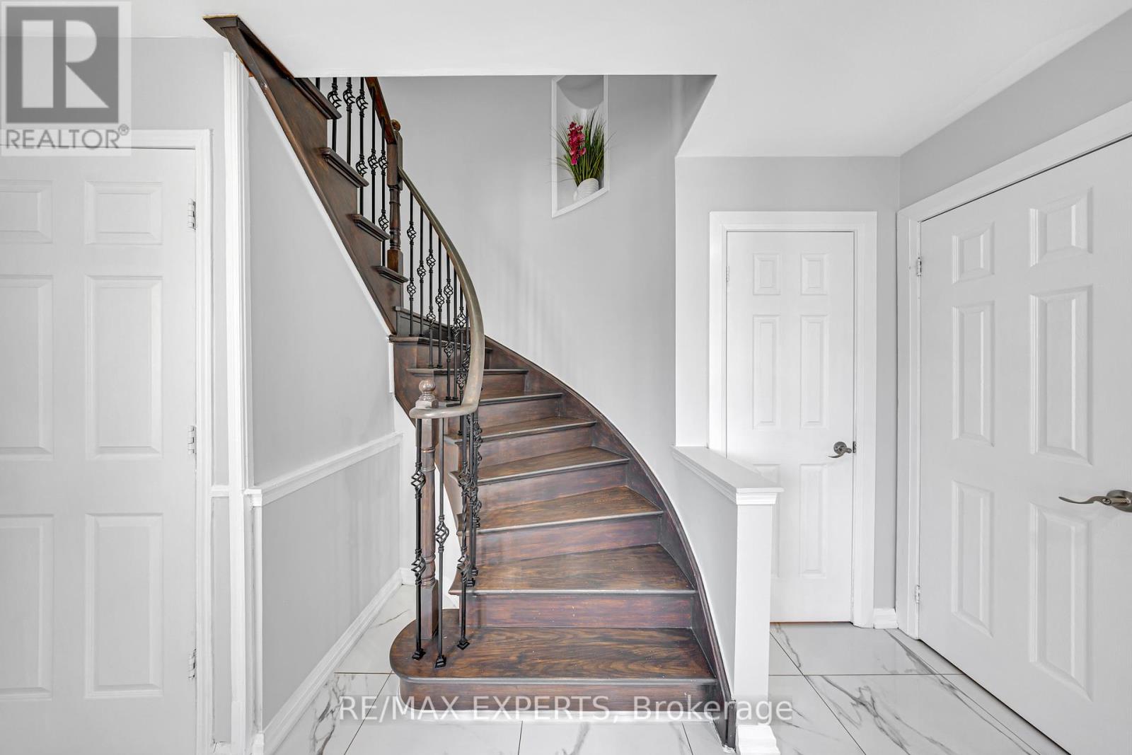 1103 Blueheron Boulevard, Mississauga, Ontario  L5V 2J7 - Photo 5 - W12458464