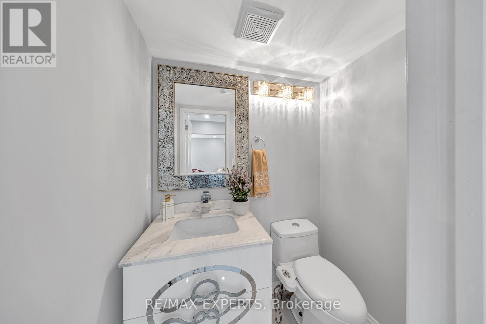 1103 Blueheron Boulevard, Mississauga, Ontario  L5V 2J7 - Photo 6 - W12458464