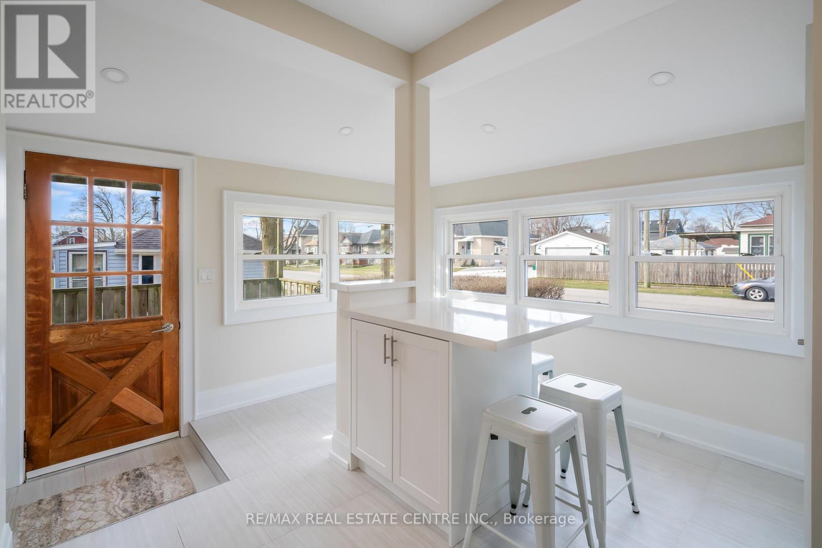 318 Clarence Street, Port Colborne, Ontario  L3K 3G8 - Photo 12 - X12458477