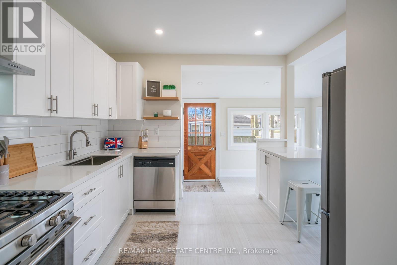 318 Clarence Street, Port Colborne, Ontario  L3K 3G8 - Photo 9 - X12458477