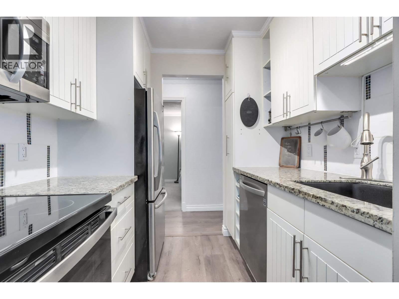 303 2004 FULLERTON AVENUE, north vancouver, British Columbia