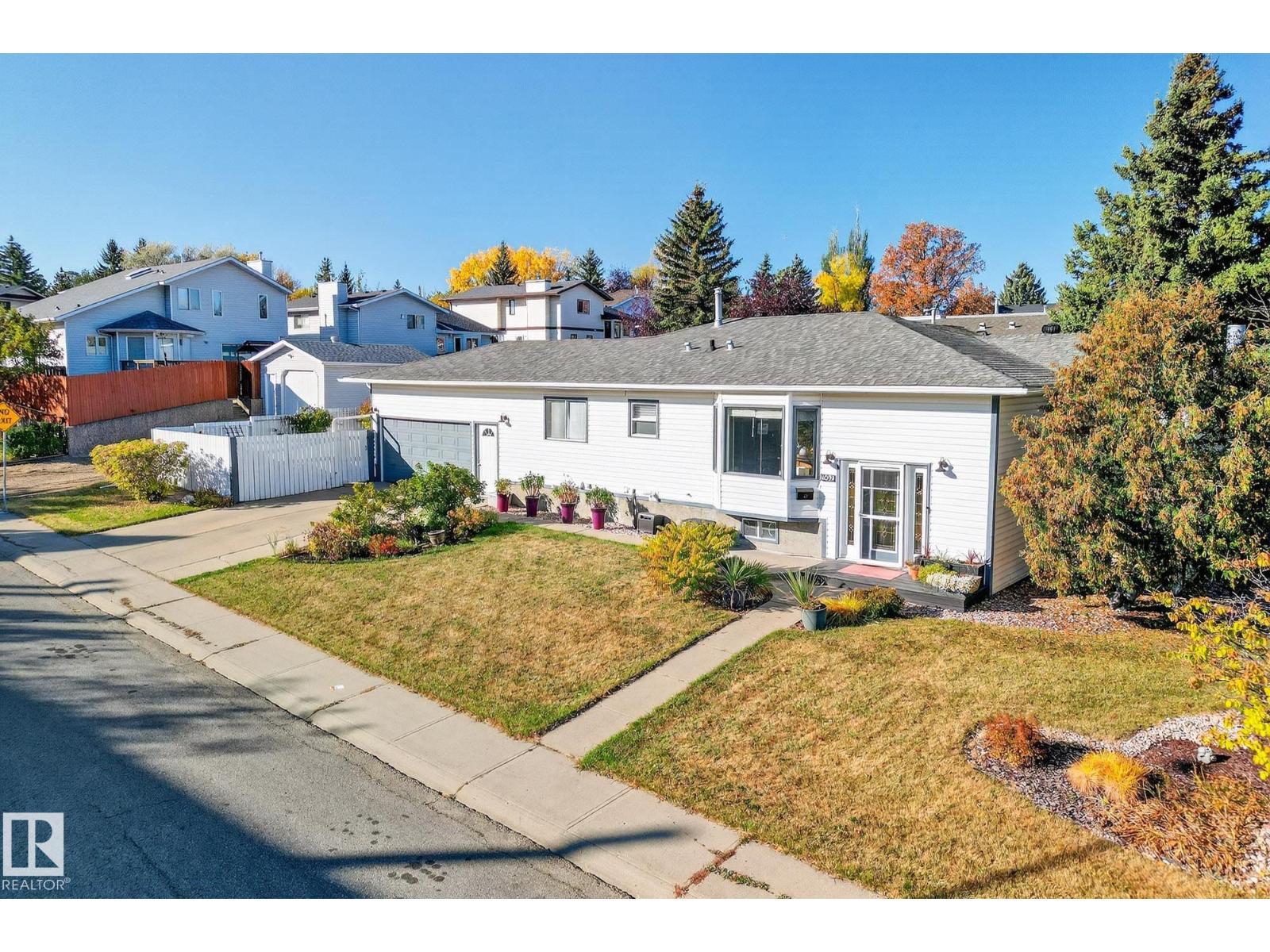 6039 40 Av Nw, Edmonton, Alberta  T6L 3P6 - Photo 2 - E4461837