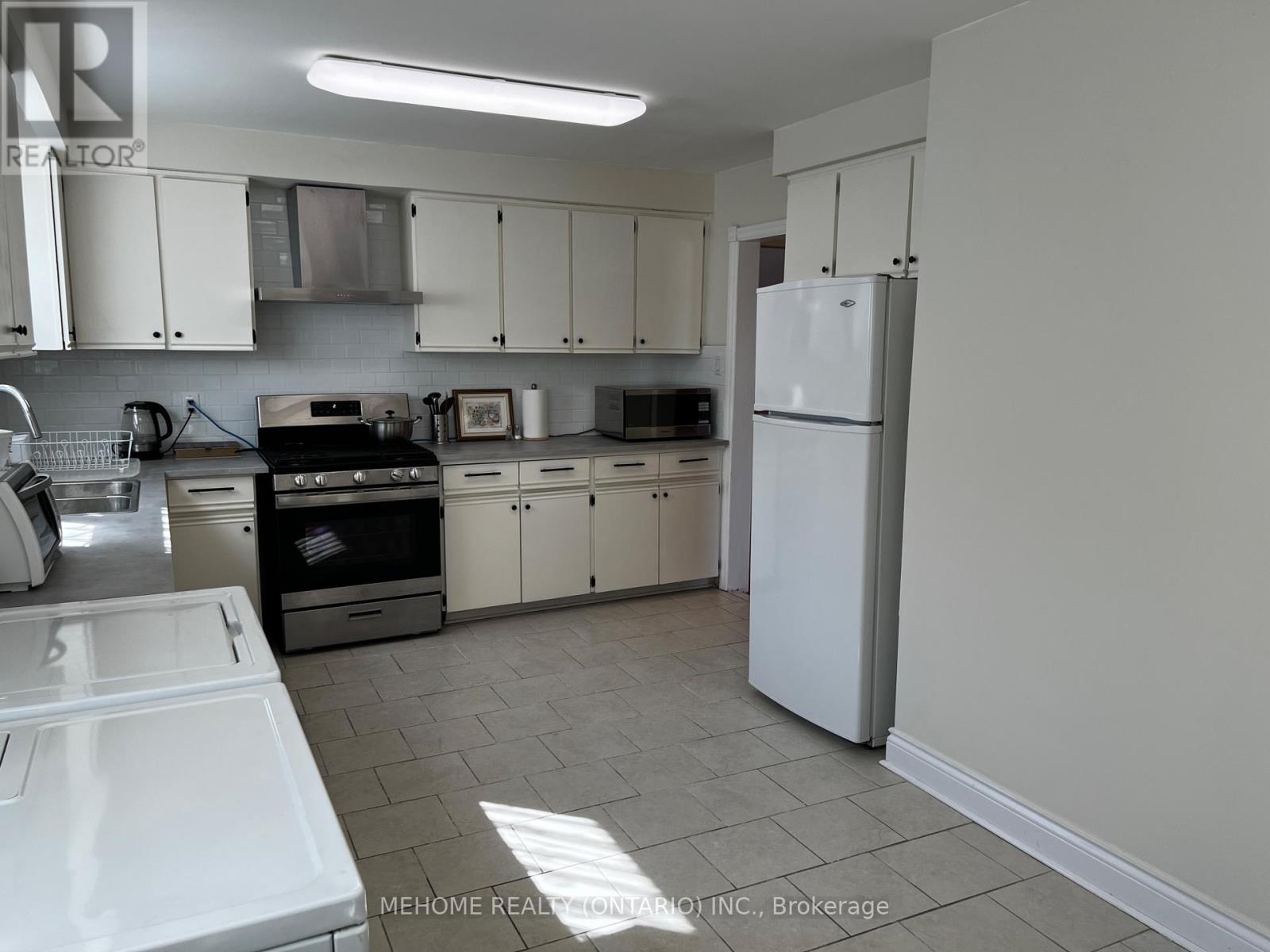 Upper - 126 Edmonton Drive, Toronto, Ontario  M2J 3X1 - Photo 10 - C12458500