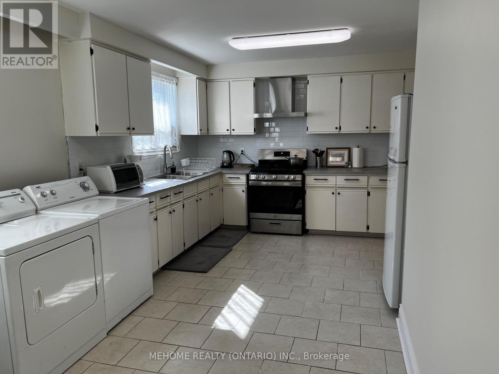 Upper - 126 Edmonton Drive, Toronto, Ontario  M2J 3X1 - Photo 9 - C12458500