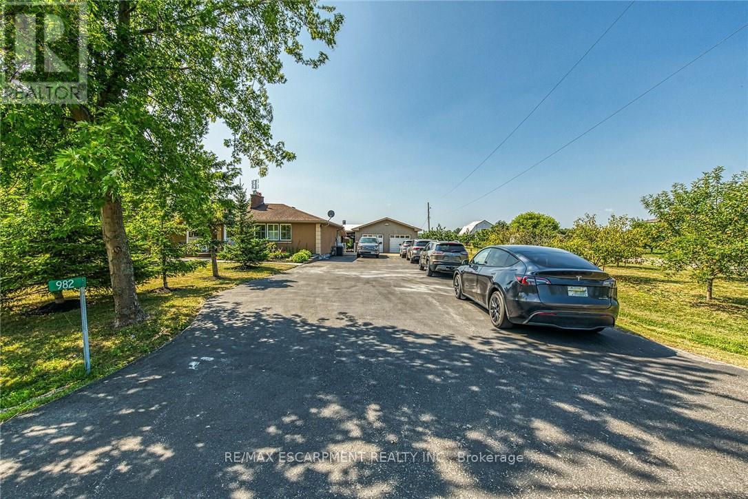 982 Highland Road E, Hamilton, Ontario  L8J 3G9 - Photo 7 - X12458506
