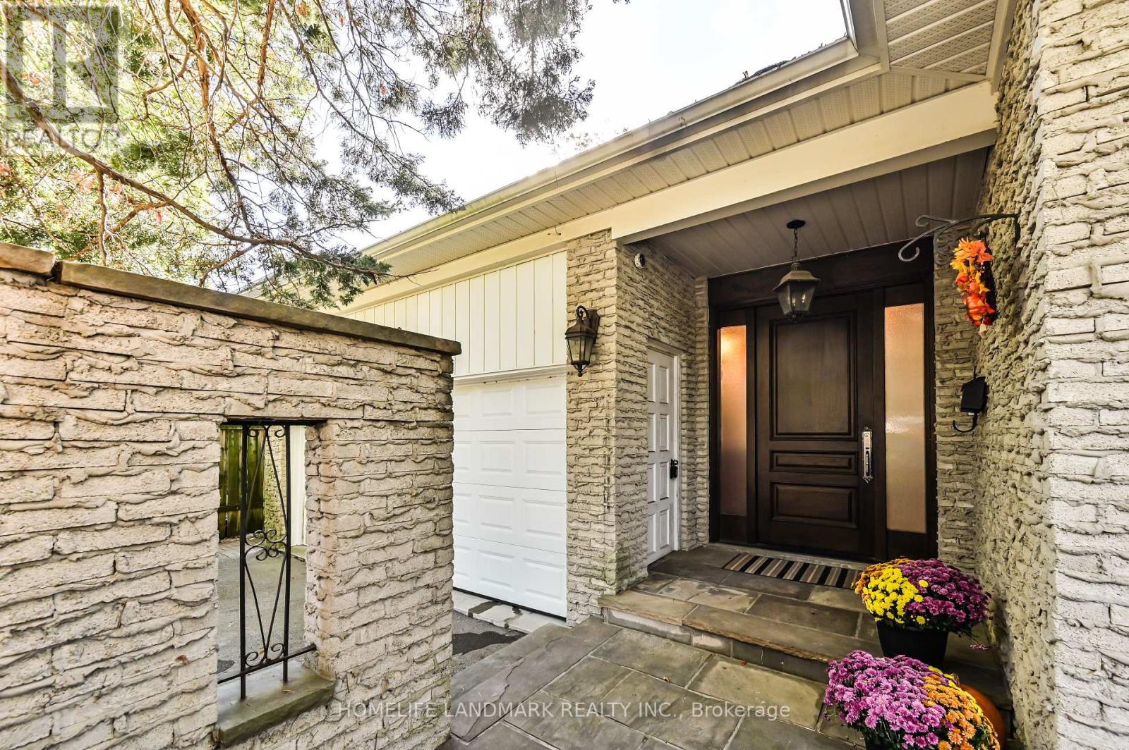 10 LOGANBERRY CRESCENT, Toronto, Ontario