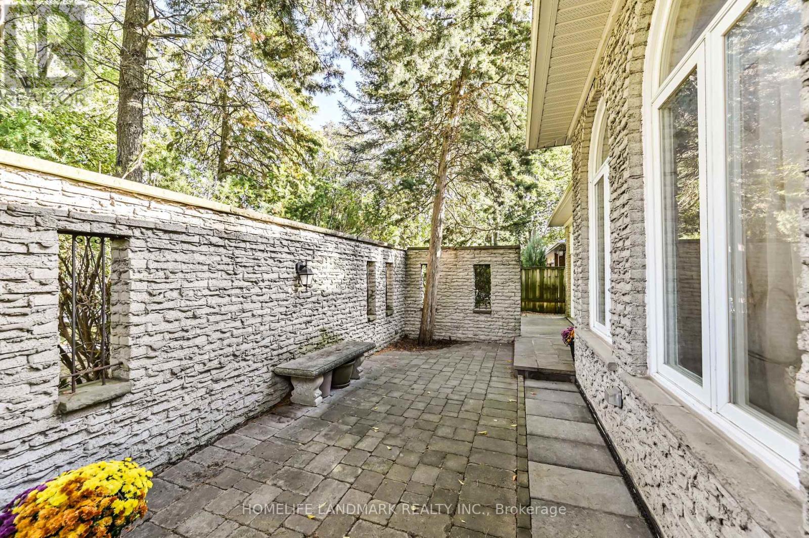10 Loganberry Crescent, Toronto, Ontario  M2H 3H1 - Photo 4 - C12458551