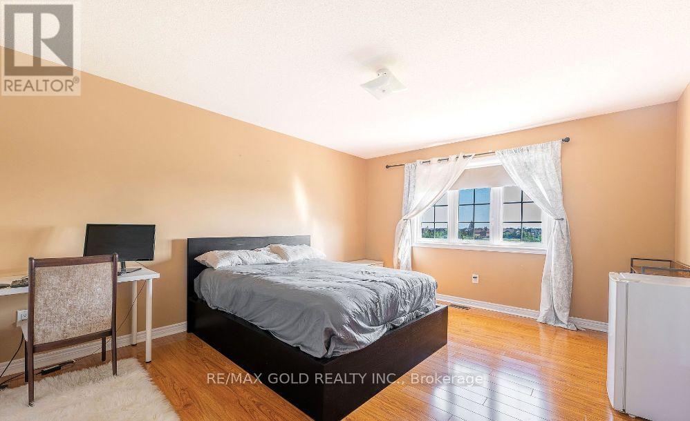 48 Clearfield Drive, Brampton, Ontario  L6P 3J5 - Photo 11 - W12457187