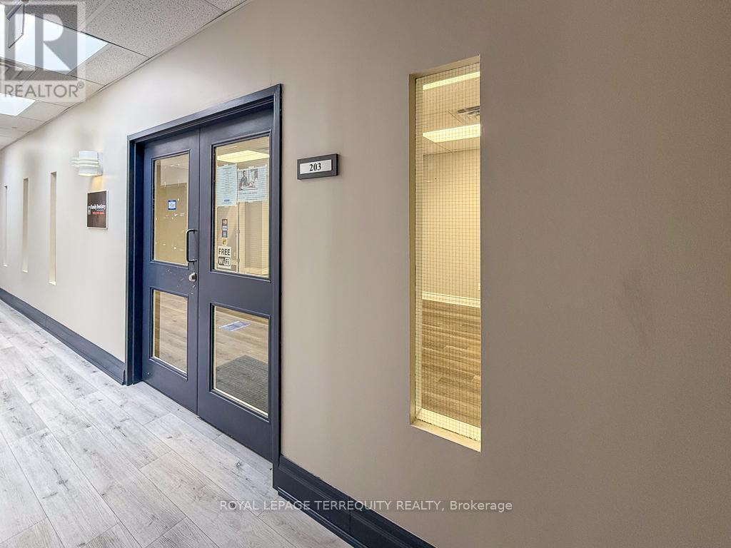 203 - 5402 Main Street, Whitchurch-Stouffville, Ontario  L4A 1H3 - Photo 2 - N12458555