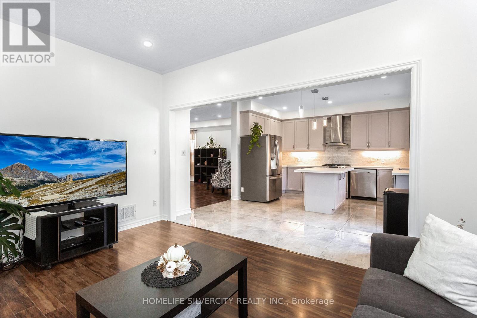 7 Okanagan Drive, Brampton, Ontario  L6R 2X1 - Photo 11 - W12458523