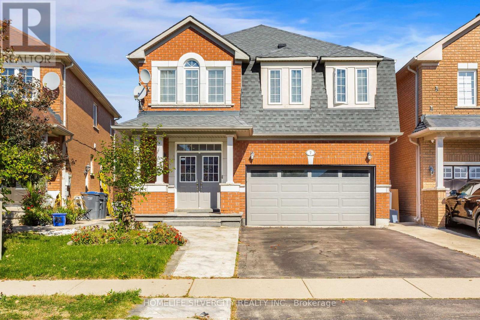 7 Okanagan Drive, Brampton, Ontario  L6R 2X1 - Photo 2 - W12458523