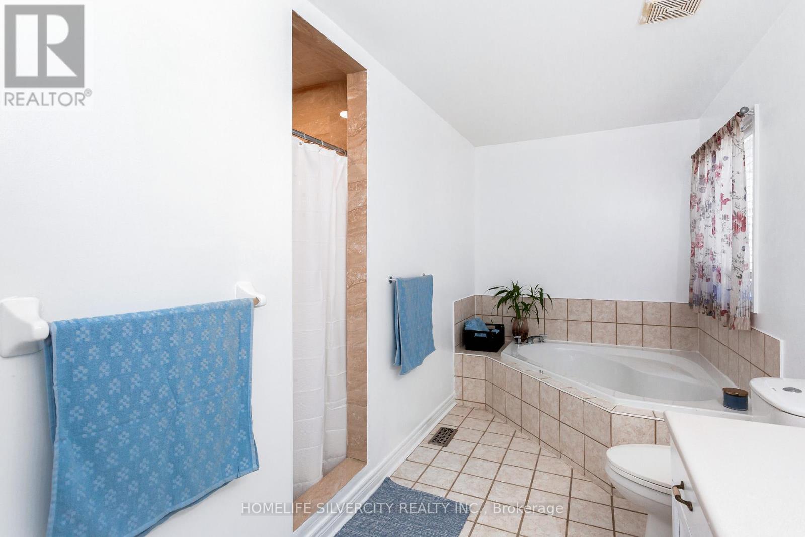 7 Okanagan Drive, Brampton, Ontario  L6R 2X1 - Photo 25 - W12458523